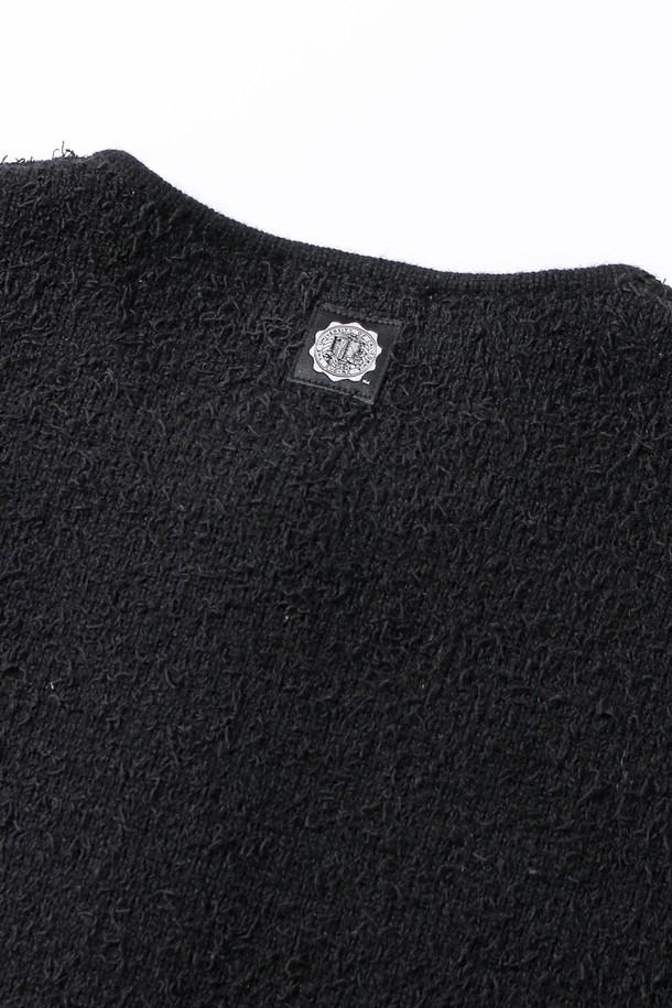 여성 프레피 메달리온 수츠 카디건[BLACK](UB8GD50_39)은 가을과 겨울에 어울리는 여성용 니트 카디건입니다. 부드러운 촉감의 니트 소재로 제작되었으며, 라운드넥에 긴소매, 레귤러핏 크롭 기장으로 디자인되었습니다. 블랙 컬러에 메달리온 패턴이 더해져 프레피 스타일을 연출하며, 버튼 여밈 방식으로 편안하게 착용할 수 있습니다. 데이트룩, 모임룩 등 다양한 TPO에 클래식, 프레피, 캐주얼 스타일로 활용하기 좋습니다. 두꺼운 두께감으로 따뜻함을 더했습니다.
