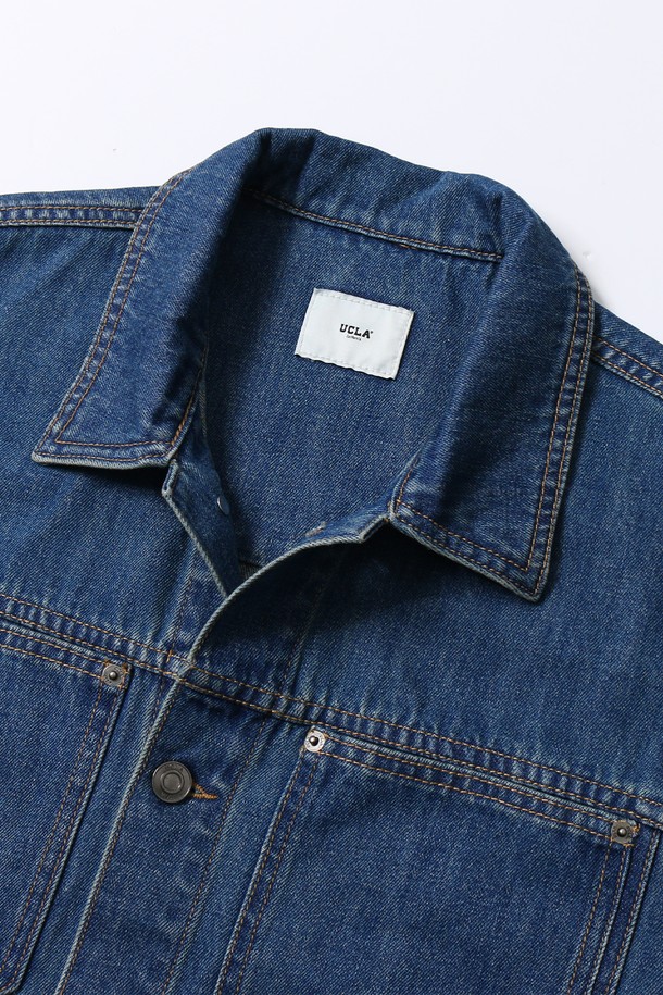 남녀공용 레트로 프레피 데님 트러커 재킷[MD-INDIGO](UB9DJ03_05)은 유행을 타지 않는 디자인으로, 데이트룩과 모임룩을 위한 완벽한 아이템입니다. 뻣뻣한 촉감의 두꺼운 데님 소재로 제작되어 튼튼하며, 워싱 디테일이 빈티지한 멋을 더합니다. 레귤러핏으로 편안하게 착용 가능하며, 버튼 여밈 방식으로 클래식한 매력을 선사합니다. 봄, 가을 시즌에 어울리는 긴 소매 크롭 기장의 인디고 컬러 데님 재킷으로, 레트로, 클래식, 캐주얼 스타일을 모두 소화할 수 있습니다.
