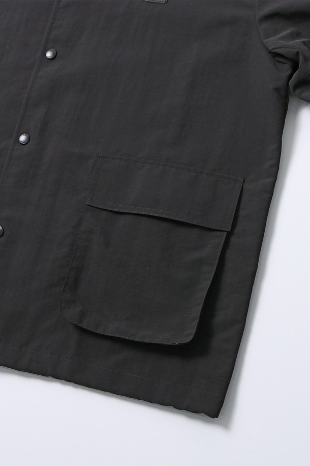 남녀공용 레트로 프레피 홑겹 셔켓[BLACK](UB8UJ20_39)은 봄, 가을에 어울리는 얇은 두께의 블랙 컬러 셔켓입니다. 남녀 모두 착용 가능한 오버핏 디자인으로, 레트로, 프레피 스타일을 연출하기 좋습니다. 데이트룩, 미니멀한 스타일을 선호하는 분들께 추천하며, 무지 패턴에 버튼 여밈 방식과 긴 소매 기장, 크롭 기장으로 세련된 핏을 제공합니다. 홑겹으로 제작되어 가볍게 걸치기 좋고, 다양한 TPO에 활용할 수 있습니다.
