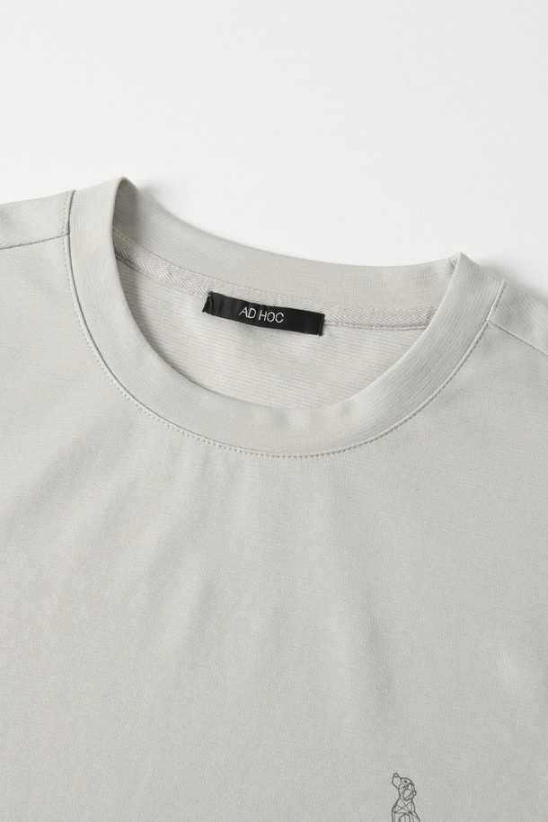 남성 분또 베이직 라운드 긴팔티(HBRLT30)는 부드러운 면 소재로 제작되어 봄, 가을 간절기에 활용하기 좋은 제품입니다. 베이직핏으로 편안한 착용감을 선사하며, 라운드넥 디자인과 베이지, 그레이 두 가지 기본 컬러로 미니멀한 스타일을 연출합니다. 출근룩이나 데이트룩과 같이 다양한 TPO에 매치하기 좋으며, 미니멀, 클래식, 캐주얼 등 폭넓은 스타일을 소화합니다. 심플한 로고 디테일이 돋보이는 긴소매 티셔츠로, 데일리 아이템으로 활용하기 좋습니다.
