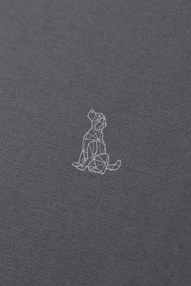 남성 분또 베이직 라운드 긴팔티(HBRLT30)는 부드러운 면 소재로 제작되어 편안한 착용감을 제공합니다. 베이직핏 디자인에 레귤러 기장으로, 출근룩과 비즈니스 캐주얼에 활용하기 좋습니다. 그레이 컬러와 무지 패턴으로 미니멀, 클래식, 캐주얼 등 다양한 스타일 연출이 가능합니다. 라운드넥과 긴소매 디자인으로 간절기부터 초겨울까지 활용하기 좋으며, 심플한 로고 디테일이 돋보입니다. 일상 속에서 편안하게 즐겨 입을 수 있는 기본 티셔츠입니다.
