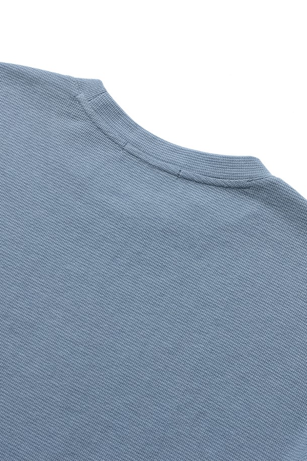 **남성 베이직 코튼 라운드넥 긴팔 티셔츠(HB9LT05)**는 부드러운 촉감의 면 소재로 제작되어 봄, 가을, 겨울에 활용하기 좋은 남성용 긴팔 티셔츠입니다. 베이직하고 미니멀한 스타일로, 데일리 캐주얼룩을 연출하기에 적합합니다. 레귤러핏과 레귤러 기장으로 편안한 착용감을 제공하며, 라운드넥 디자인이 특징입니다. 그레이 컬러, 무지 패턴으로 어떤 스타일에도 쉽게 매치할 수 있어 활용도가 높습니다. 겨울 데일리룩에 안성맞춤인 이 티셔츠는 부드러운 촉감으로 편안하게 착용할 수 있습니다.
