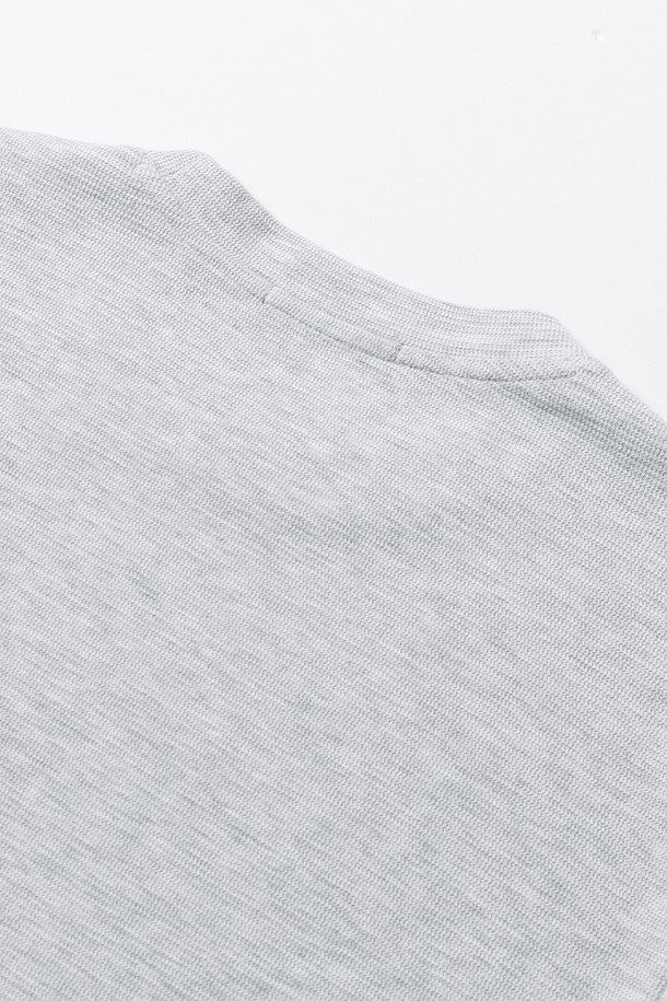 남성 베이직 코튼 라운드넥 긴팔 티셔츠(HB9LT05)는 일상, 출근룩, 겨울 데일리룩에 적합한 남성용 티셔츠입니다. 면과 폴리에스터 혼방 소재로 제작되어 부드러운 촉감과 적당한 두께감을 제공하며, 봄, 여름, 가을, 겨울 사계절 모두 활용 가능합니다. 무지 디자인에 레귤러 기장, 보통 핏으로 미니멀, 캐주얼, 클래식 스타일을 연출하기 좋습니다. 라운드넥과 긴 소매 디자인은 편안함을 더하며, 신축성이 있어 활동성을 높였습니다. 아이보리, LT-GREY, 블랙, 스카이 블루 4가지 색상으로 출시되었습니다.
