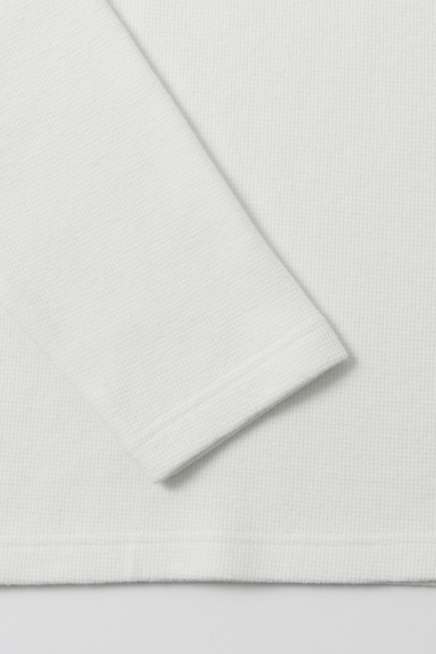 부드러운 기모 안감으로 포근함을 더한 남성용 긴소매 베이직 티셔츠(HB9LT06)입니다. 쌀쌀한 가을, 겨울철 일상과 출근룩에 활용하기 좋은 아이템입니다. 라운드넥 디자인과 레귤러 기장으로 어떤 스타일에도 자연스럽게 어울립니다. 미니멀, 클래식, 캐주얼 등 다양한 스타일 연출이 가능하며, 무지 디자인의 화이트 컬러로 깔끔함을 더했습니다. 두꺼운 두께감으로 보온성을 높여 추운 날씨에도 따뜻하게 착용할 수 있습니다.
