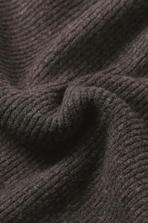 남성 하이넥 풀집업 카디건(HBAGD42)은 부드러운 촉감의 하찌조직으로 제작되어 봄, 여름, 가을, 겨울 사계절 내내 활용 가능한 베이직 스타일의 상의입니다. 루즈핏으로 편안한 착용감을 제공하며, 하이넥 디자인과 풀집업 여밈 방식으로 보온성을 더했습니다. 라이트 그레이와 브라운 두 가지 색상으로 출시되어 다양한 겨울 데일리룩에 매치하기 용이합니다. 심플한 디자인에 지퍼 조절이 가능하여 코트 안에 레이어드하여 입기에도 좋습니다. 밀란지 느낌으로 세련된 스타일을 연출할 수 있습니다. 아크릴, 폴리에스터, 폴리우레탄 혼방 소재로 제작되었습니다.
