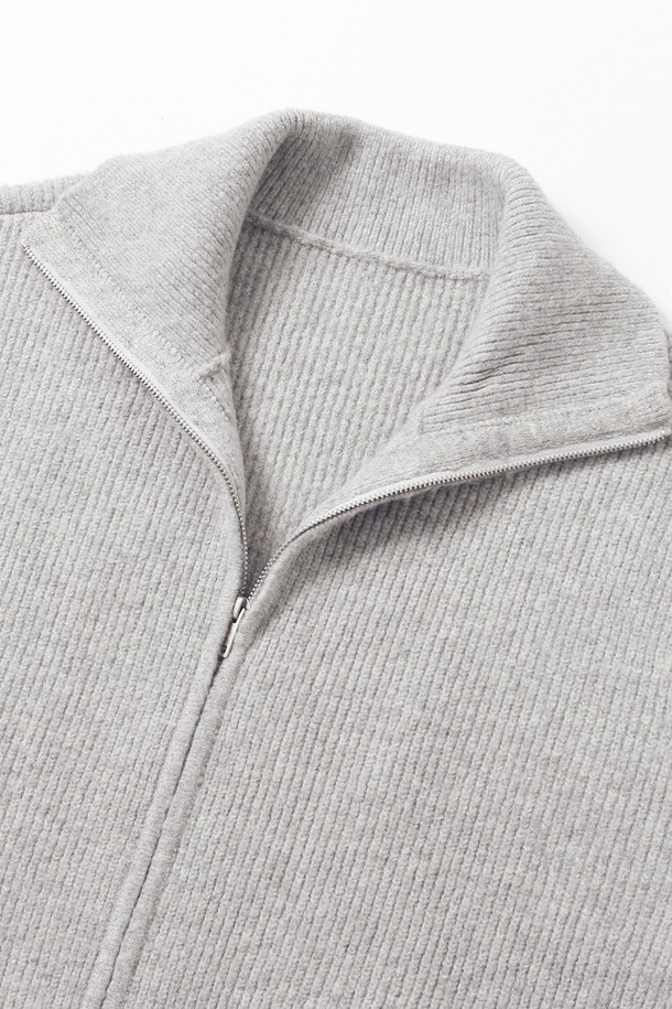 남성 하이넥 풀집업 카디건(HBAGD42)입니다. 부드러운 촉감의 아크릴, 폴리에스터, 폴리우레탄 혼방 소재로 제작되어 봄, 가을, 겨울 시즌에 착용하기 좋습니다. 하찌 조직과 밀란지 느낌의 원사가 돋보이며, 하이넥 디자인과 루즈핏으로 편안한 착용감을 선사합니다. 집업 스타일로 간편하게 여밀 수 있으며, 지퍼를 내려 카라 형태로도 연출하여 다양한 스타일을 연출할 수 있습니다. 미니멀, 클래식, 캐주얼 스타일을 즐기는 남성분들께 데이트룩, 겨울 데일리룩으로 추천합니다.
