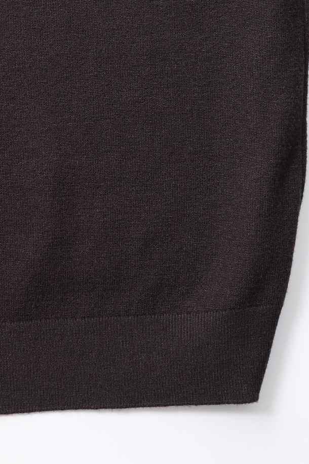 남성 베이직 터틀넥 니트(HBALK91)는 가을, 겨울 시즌에 어울리는 남성용 니트 스웨터입니다. 부드러운 울 소재로 제작되어 뛰어난 착용감을 선사하며, 레귤러핏과 긴 소매 기장으로 편안한 활동성을 보장합니다. 베이직한 디자인에 브라운 컬러와 무지 패턴이 더해져 다양한 스타일의 연출이 가능하며, 출근룩이나 데이트룩과 같은 TPO에 폭넓게 활용할 수 있습니다. 클래식, 미니멀, 캐주얼 등 어떤 스타일에도 잘 어울리는 활용도 높은 아이템입니다. 두꺼운 두께감의 터틀넥 디자인으로 따뜻함과 스타일을 동시에 잡을 수 있습니다.
