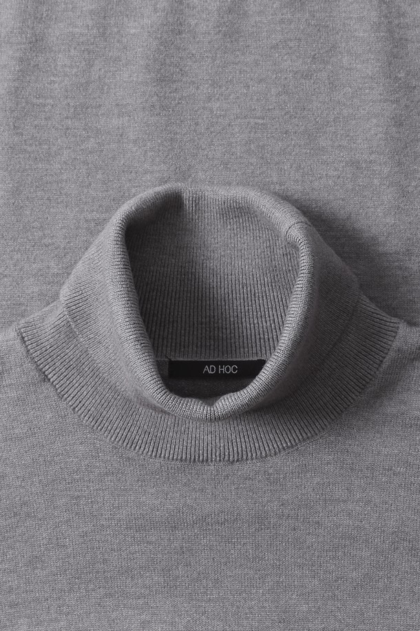 남성 베이직 터틀넥 니트(HBALK91)는 가을, 겨울 시즌에 어울리는 남성용 니트 스웨터입니다. 울 소재로 제작되어 부드러운 촉감을 선사하며, 레귤러핏과 긴 소매 기장으로 편안한 착용감을 제공합니다. 베이직하고 미니멀한 스타일의 디자인으로, 출근룩 및 비즈니스 캐주얼에 활용하기 좋습니다. 그레이 컬러의 무지 패턴에 두꺼운 두께감과 터틀넥 디자인으로 클래식하고 세련된 분위기를 연출합니다.
