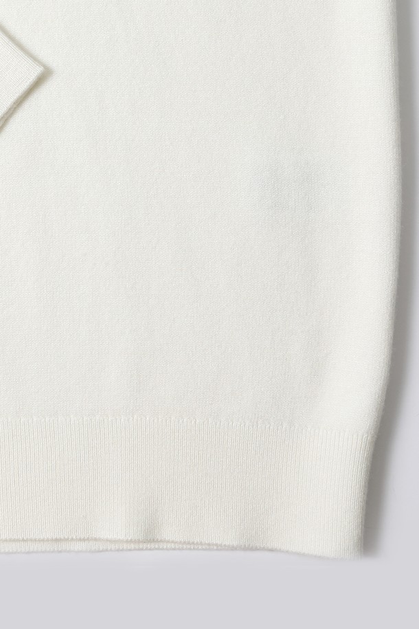 남성 베이직 터틀넥 니트(HBALK91)는 가을, 겨울 시즌에 어울리는 남성용 니트입니다. 베이직한 디자인과 미니멀한 스타일로, 출근룩과 데이트룩 등 다양한 TPO에 활용하기 좋습니다. 부드러운 촉감의 니트 소재로 제작되었으며, 두꺼운 두께감으로 따뜻하게 착용할 수 있습니다. 화이트와 아이보리 두 가지 색상으로 제공되며, 긴소매와 베이직핏, 터틀넥 디자인이 특징입니다. 무지 패턴으로 어떤 스타일에도 쉽게 매치할 수 있는 기본 아이템입니다.
