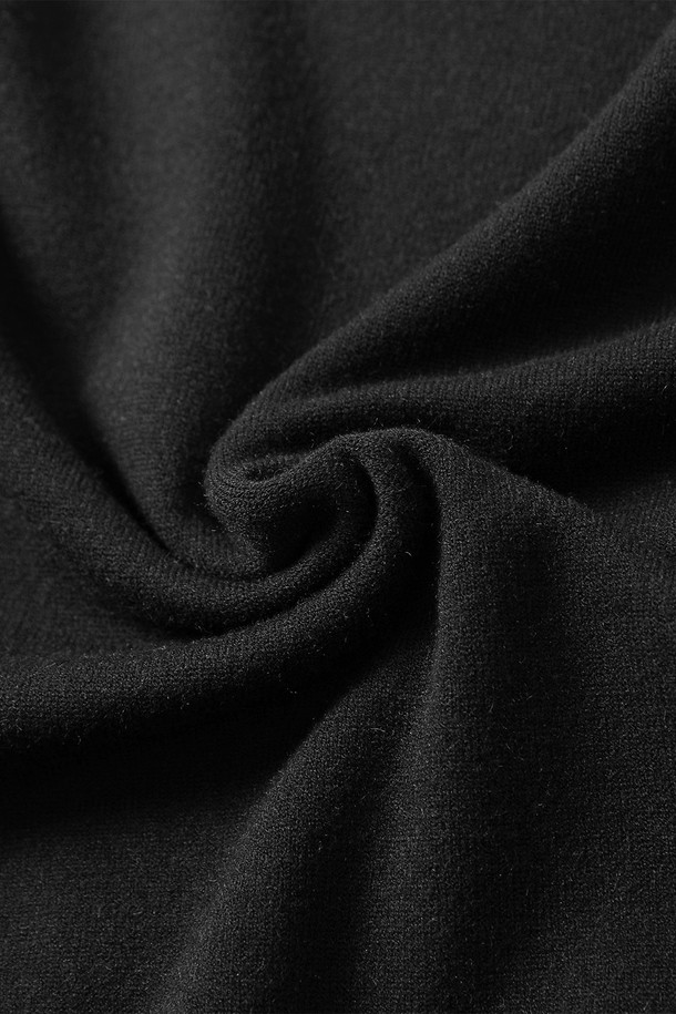 세련된 남성 스타일을 완성할 모크넥 스웨터(HBALK90)입니다. 부드러운 니트 소재로 제작되어 뛰어난 착용감을 선사하며, 가을과 겨울철 따뜻하게 몸을 감싸줍니다. 미니멀하고 베이직한 디자인으로 다양한 룩에 매치하기 용이하며, 레귤러핏과 긴소매, 무지 패턴이 세련된 분위기를 더합니다. 두꺼운 두께감과 모크넥 디자인은 보온성을 높여주어 쌀쌀한 날씨에도 든든하게 착용할 수 있습니다. 일상 속에서 편안하면서도 스타일리시하게 연출해보세요.
