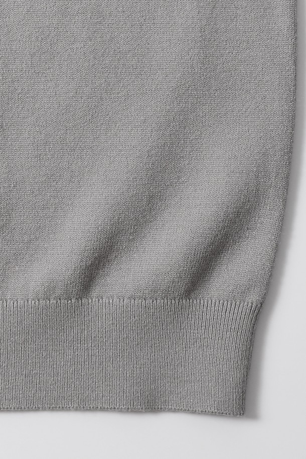 남성 모크넥 스웨터(HBALK90)는 가을과 겨울에 착용하기 좋은 남성용 니트 스웨터입니다. 부드러운 촉감의 니트 소재로 제작되었으며, 레귤러핏에 긴 소매 기장으로 편안한 착용감을 선사합니다. 차분하고 세련된 그레이 컬러와 미니멀한 디자인은 어떤 옷에도 잘 어울려 일상 및 출근룩에 활용하기 좋습니다. 모크넥 디자인으로 보온성을 높였으며, 두꺼운 두께감으로 따뜻하게 착용할 수 있습니다. 베이직한 스타일로 유행을 타지 않고 오랫동안 즐겨 입을 수 있는 아이템입니다.
