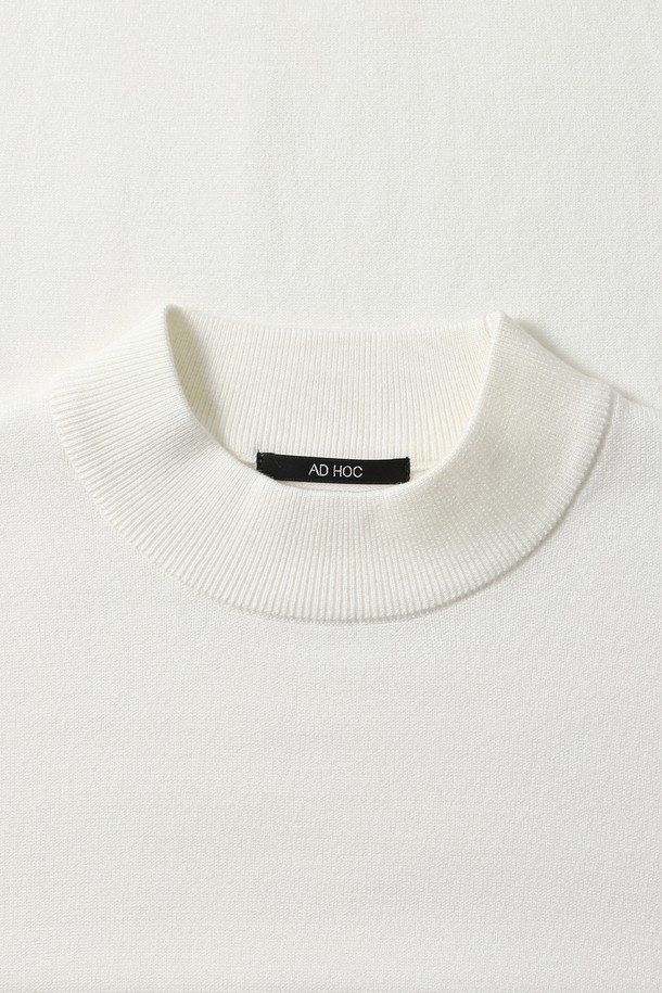 남성 모크넥 스웨터(HBALK90)는 가을과 겨울에 따뜻하게 착용할 수 있는 두꺼운 니트 소재의 긴소매 스웨터입니다. 부드러운 촉감의 레귤러핏으로 제작되었으며, 미니멀하고 베이직한 스타일을 연출합니다. 깔끔한 무지 디자인과 모크넥 라인이 특징이며, 출근룩이나 비즈니스 캐주얼에 활용하기 좋습니다. 다양한 스타일을 소화할 수 있는 활용도 높은 아이템으로, 미니멀, 클래식, 캐주얼 룩을 즐겨 입는 남성분들께 추천합니다. 화이트 컬러로 어떤 하의에도 매치하기 용이합니다.
