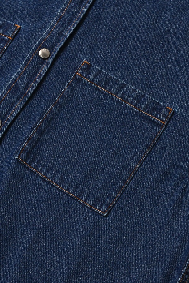 남녀공용 프레피 베이직 데님 셔츠[MD-INDIGO](UB9LS20_05)는 봄, 가을에 착용하기 좋은 두꺼운 두께감의 레귤러핏 데님 셔츠입니다. 인디고 컬러의 무지 디자인으로, 차이나칼라와 긴소매가 특징입니다. 뻣뻣한 촉감의 데님 소재로 제작되었으며, 포켓 디테일이 더해져 클래식, 미니멀, 프레피 스타일을 연출할 수 있습니다. 출근룩과 데이트룩에 활용하기 좋은 아이템입니다. 버튼 여밈 방식으로 간편하게 착용 가능합니다.
