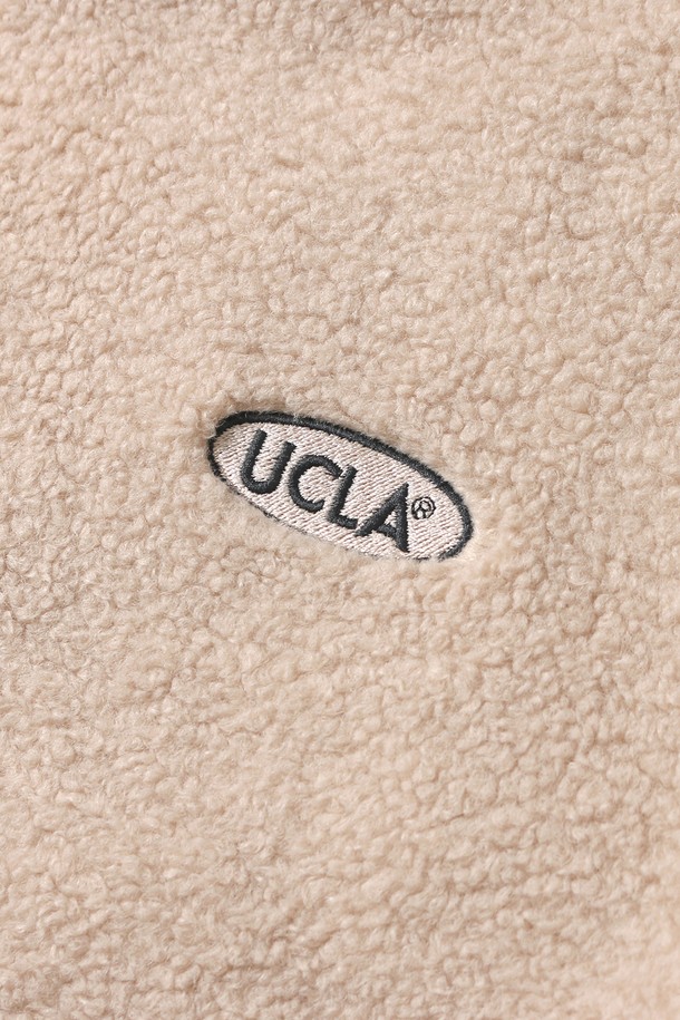 남녀공용 스트릿 써클로고 플리스 패딩 점퍼[BEIGE](UBAUJ27_25)는 가을, 겨울 시즌에 어울리는 오버핏 패딩 점퍼입니다. 부드러운 플리스 소재와 안감 킬팅 처리로 포근한 착용감을 선사하며, 하이넥 디자인으로 보온성을 높였습니다. 넉넉한 핏과 베이지 컬러, UCLA 로고 자수, 양쪽 지퍼 포켓 등의 디테일이 스트릿, 캐주얼 스타일을 연출합니다. 여행룩, 캠핑룩, 시티보이 룩 등 다양한 TPO에 활용 가능하며, 지퍼형 여밈 방식으로 편안하게 착용할 수 있습니다. 긴 소매 기장의 레귤러 기장으로 제작되었습니다.
