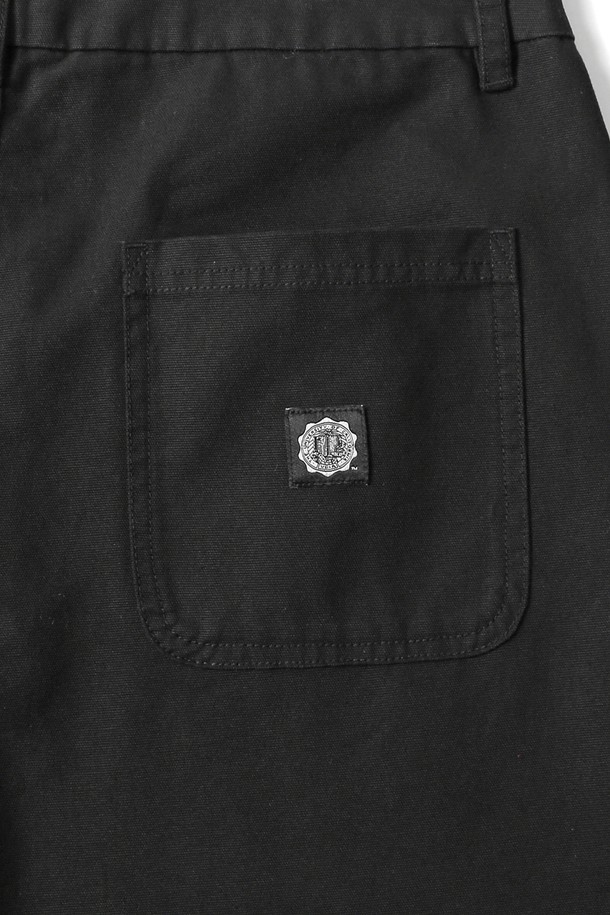 남녀공용 레트로 프레피 우븐 와이드 워크 팬츠[BLACK](UB9LP21_39)는 봄, 가을 시즌에 어울리는 워크 팬츠입니다. 블랙 컬러의 무지 디자인으로, 레트로와 프레피 스타일을 동시에 연출할 수 있습니다. 우븐 소재로 제작되어 편안한 착용감을 선사하며, 와이드핏으로 트렌디한 스타일을 완성합니다. 일상복으로 활용하기 좋으며, 다양한 상의와 매치하여 클래식한 룩을 연출할 수 있습니다. 
