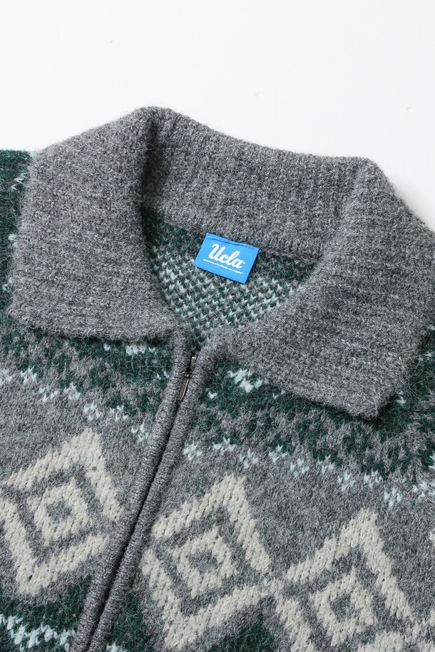 여성 노르딕 패턴 칼라넥 집업 카디건[GREEN](UBAGD50_66)은 울 소재로 제작되어 부드러운 촉감을 선사하는 두꺼운 두께의 긴소매 카디건입니다. 그린 컬러에 노르딕 패턴이 더해져 캐주얼하면서도 클래식한 분위기를 연출합니다. 칼라넥 디자인과 집업 여밈 방식으로 편안하게 착용할 수 있으며, 일상에서 따뜻하게 입기 좋습니다. 레귤러핏으로 제작되어 다양한 스타일과 매치하기 용이합니다. 가을, 겨울 시즌에 어울리는 필수 아이템입니다.
