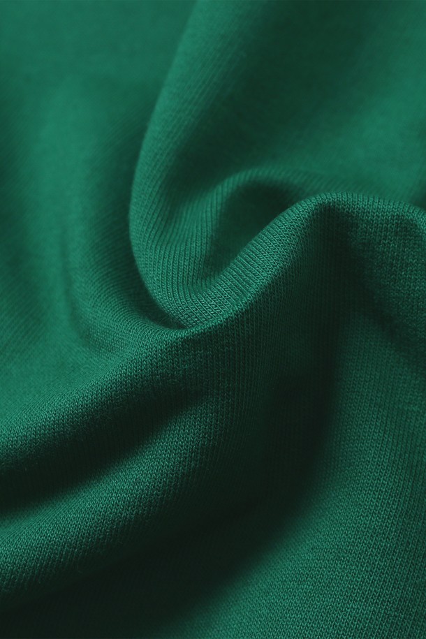 여성 1919 UCLA 오픈 카라 원피스[GREEN](UB9OP50_66)는 캐주얼, 스포티 무드를 연출하는 오픈 카라 원피스입니다. 부드러운 면 소재로 제작되어 편안한 착용감을 선사하며, 봄, 여름 시즌에 적합합니다. 7부 소매 기장에 얇은 두께감으로 시원하게 입을 수 있으며, UCLA 로고와 화이트 배색이 포인트입니다. 레귤러핏으로 제작되어 활동성을 높였으며, 봄 소풍룩에 제격입니다.
