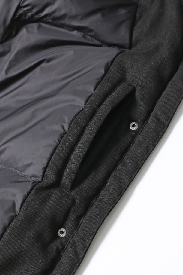 여성 데일리 속사시 숏 패딩 재킷[BLACK](UBAUJ50_39)은 겨울철 추위를 막아줄 루즈핏 숏 패딩입니다. 부드러운 촉감의 나일론 소재로 제작되었으며, 캐주얼하고 베이직한 스타일을 연출합니다. 하이넥 디자인과 지퍼 여밈 방식으로 편안하게 착용할 수 있으며, 블랙 컬러의 무지 디자인으로 어떤 옷에도 쉽게 매치할 수 있습니다. 넉넉한 핏과 두꺼운 두께감으로 따뜻함을 제공하며, 숏패딩 특유의 경쾌한 느낌을 더합니다. 일상복으로 활용하기 좋은 실용적인 아이템입니다.
