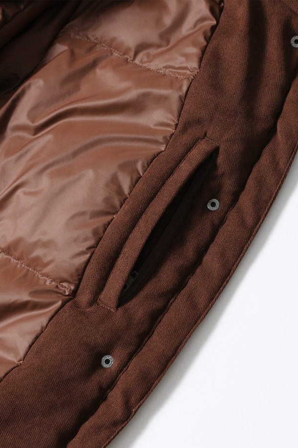 여성 데일리 속사시 숏 패딩 재킷[BROWN](UBAUJ50_55)은 추운 겨울, 포근하고 스타일리시하게 연출하기 좋은 아우터입니다. 부드러운 촉감의 폴리에스테르 소재로 제작되어 편안한 착용감을 선사하며, 넉넉한 루즈핏과 숏 기장으로 활동성을 높였습니다. 브라운 컬러의 무지 디자인은 어떤 스타일에도 쉽게 매치할 수 있는 베이직한 매력을 더합니다. 퍼프 소매와 스탠드 칼라 디테일이 돋보이며, 집업 방식으로 간편하게 여밀 수 있습니다. 집콕룩, 산책룩 등 데일리룩에 활용하기 좋은 캐주얼, 미니멀, 클래식 스타일의 숏패딩입니다.
