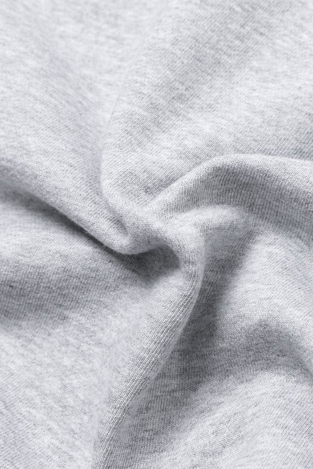 남녀공용 레트로 프레피 후드집업[M-GREY](UBBGD90_51)은 부드러운 면 소재로 제작되어 편안한 착용감을 선사합니다. 차분한 그레이 컬러에 레트로 및 프레피 스타일을 더하여 캐주얼한 매력을 뽐내며, 일상, 산책, 집콕, 여행 등 다양한 TPO에 활용하기 좋습니다. 로고 패턴이 돋보이며, 레귤러핏과 긴 소매 기장으로 디자인되었습니다. 봄, 가을 시즌에 적합하며, 집업 스타일로 간편하게 착용할 수 있습니다.
