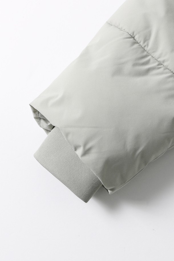 남녀공용 베이직 데일리 숏푸퍼[LT-BEIGE](UBAUJ88_23)는 겨울철 일상과 여행룩에 적합한 아우터입니다. 라이트 베이지 컬러의 무지 디자인으로, 캐주얼하고 미니멀한 스타일을 연출합니다. 숏 기장의 오버핏 패딩으로, 두꺼운 두께감과 부드러운 촉감, 퀼팅 디테일이 특징입니다. 집업 방식으로 간편하게 착용 가능하며, 긴 소매 디자인으로 보온성을 높였습니다. 폴리에스터 소재로 제작되어 편안하게 착용할 수 있습니다.
