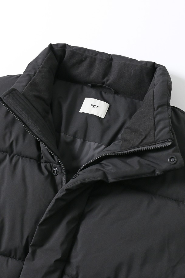 남녀공용 베이직 데일리 숏푸퍼[BLACK](UBAUJ88_39)는 겨울철 데일리룩에 활용하기 좋은 아우터입니다. 블랙 컬러의 무지 디자인으로 미니멀, 클래식, 캐주얼 스타일을 연출하기 용이합니다. 나일론과 폴리에스테르 혼방 소재로 제작되어 부드러운 촉감과 두꺼운 두께감으로 따뜻함을 제공합니다. 숏 기장의 레귤러핏 푸퍼 스타일로, 지퍼 여밈 방식과 긴 소매 기장이 특징입니다. 안감과 패딩 충전재로 보온성을 높여 겨울철 추위에도 끄떡없는 아이템입니다.
