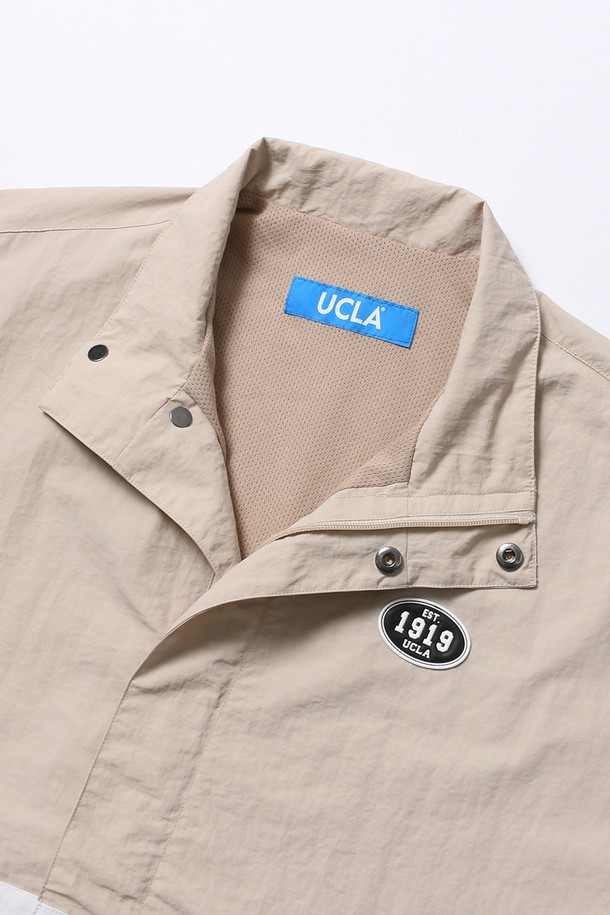 남녀공용 스포티브 배색 바람막이[BEIGE](UB9UJ20_25)는 일상 및 스포츠 활동에 적합한 아우터입니다. 베이지 및 블랙 컬러 배색으로 스포티한 무드를 연출하며, 봄, 가을 간절기에 활용하기 좋습니다. 얇은 두께의 나일론 소재로 제작되어 가볍고 편안하며, 방풍 기능을 갖춰 활동성을 높였습니다. 레귤러핏과 집업 스타일로 편안한 착용감을 선사하며, 배색 디자인이 돋보이는 긴 소매 바람막이입니다.
