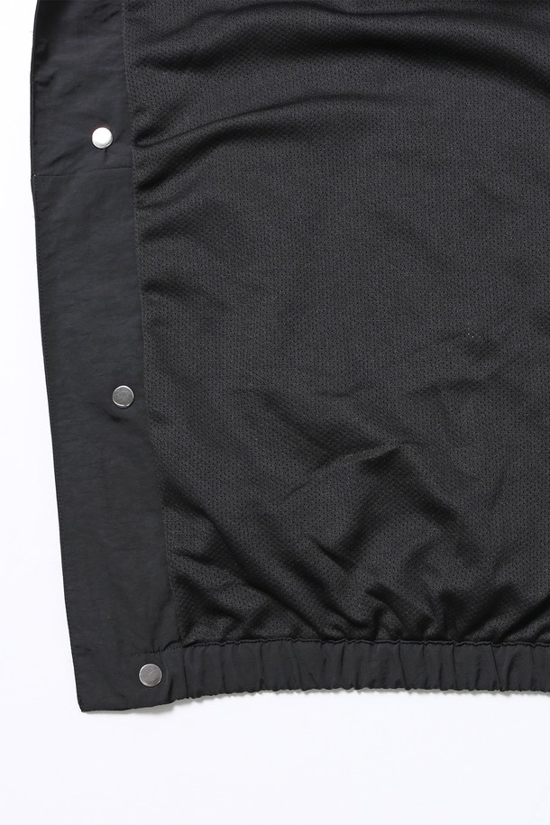 남녀공용 스포티브 배색 바람막이[BLACK](UB9UJ20_39)는 가볍고 활동적인 착용감을 제공하는 블랙 컬러의 바람막이입니다. 나일론 소재로 제작되어 얇고 부드러운 촉감이 특징이며, 방풍 기능을 갖춰 봄, 가을 간절기에 유용하게 활용할 수 있습니다. 스포티한 무드의 디자인으로, 러닝룩, 등산룩, 피트니스룩 등 다양한 스포츠 활동은 물론 캐주얼, 고프코어 스타일에도 잘 어울립니다. 오버핏으로 편안하게 착용 가능하며, 배색 디테일이 포인트로 들어가 디자인의 완성도를 높였습니다. 집업 스타일과 긴 소매 기장으로 활동성을 더했습니다.
