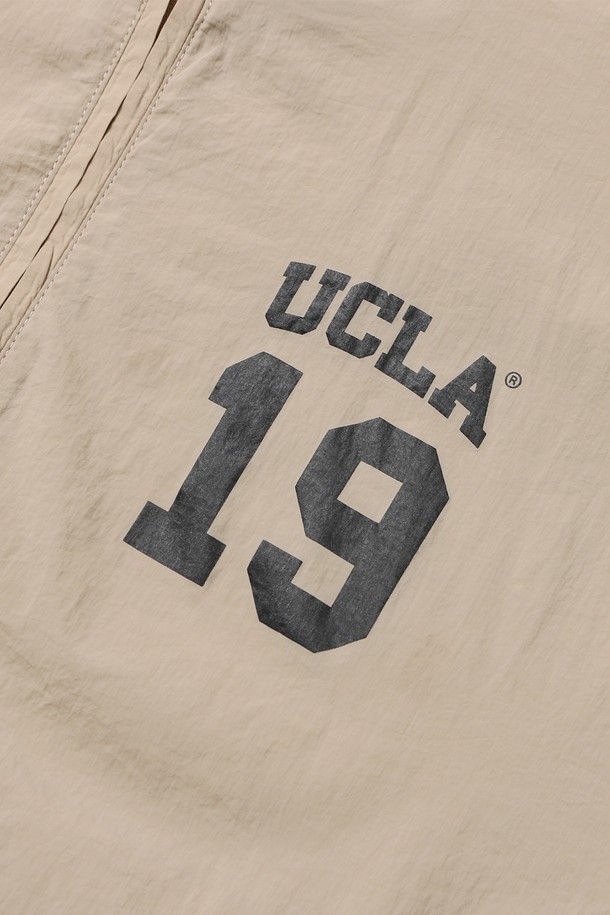 남녀공용 베이직 나일론 바람막이[BEIGE](UB9UJ90_25)는 가볍고 부드러운 촉감의 나일론 소재로 제작되어 봄, 가을 간절기에 활용하기 좋습니다. 베이직한 디자인과 레귤러 핏으로 캐주얼하고 미니멀한 스타일을 연출하며, 후드와 집업 여밈 방식으로 편안함을 더했습니다. 베이지 컬러에 로고 패턴이 포인트로 들어가 일상복은 물론 여행룩, 산책룩 등 다양한 TPO에 매치하기 좋습니다. 방풍 기능으로 갑작스러운 날씨 변화에도 쾌적하게 착용할 수 있습니다.
