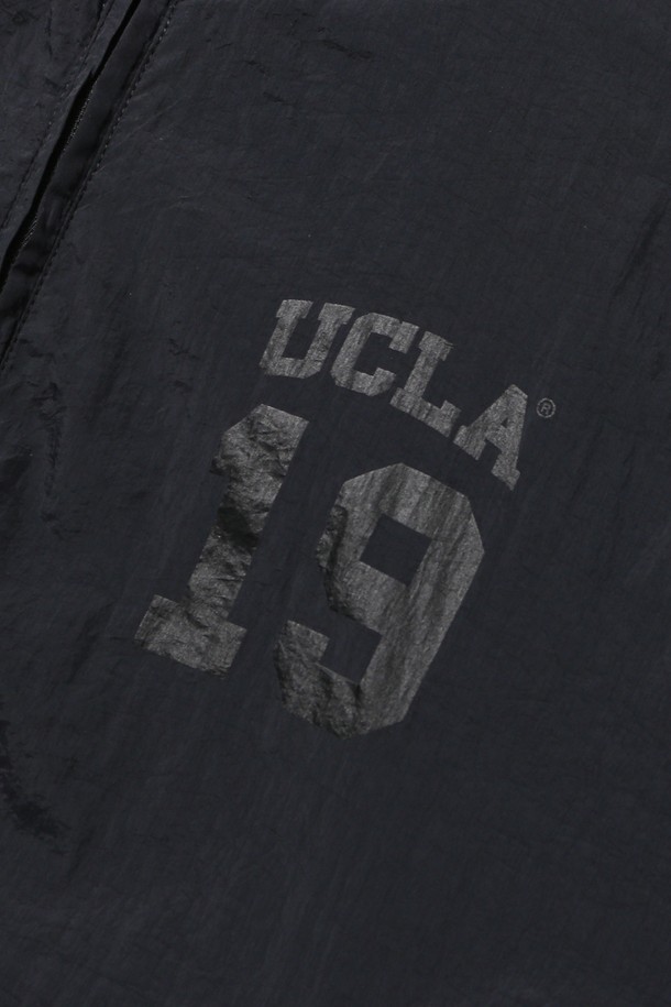 남녀공용 베이직 나일론 바람막이[BLACK](UB9UJ90_39)는 일상과 산책룩에 적합한 레귤러 핏 바람막이입니다. 무지 디자인의 블랙 컬러로, 캐주얼 및 미니멀 스타일을 연출하기 좋습니다. 부드러운 촉감의 얇은 두께감과 긴 소매 기장으로 간절기에 활용하기 좋으며, 집업 방식으로 편안하게 착용할 수 있습니다. 방풍 기능이 있어 쌀쌀한 날씨에도 쾌적하게 활동할 수 있습니다. 베이직한 디자인으로 다양한 스타일에 매치하기 용이합니다.
