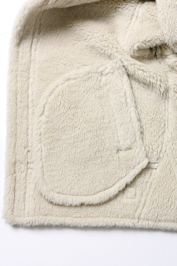 남녀공용 프레피 씰 로고 버클 무스탕[BROWN](UBAMU20_55)은 가을과 겨울에 따뜻하고 스타일리시하게 연출할 수 있는 아우터입니다. 브라운 컬러의 레귤러핏 무스탕으로, 캐주얼하면서도 프레피한 무드를 연출합니다. 안감은 퍼 소재로 제작되어 부드러운 촉감과 뛰어난 보온성을 제공하며, 긴 소매와 버클, 집업 여밈 방식으로 편안하게 착용할 수 있습니다. 씰 로고 패턴이 돋보이며, 데이트룩과 출근룩 등 다양한 TPO에 활용 가능합니다. 두꺼운 두께감으로 추운 날씨에도 따뜻함을 유지해 줍니다.
