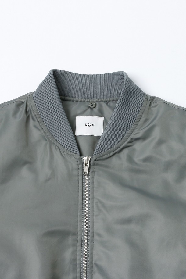 남녀공용 데일리 스몰로고 MA1 점퍼[GREY](UBAUJ22_35)는 캐주얼, 스포티 무드를 연출하는 남녀공용 점퍼입니다. 봄, 가을 시즌에 적합하며, 부드러운 촉감의 나일론 소재로 제작되었습니다. 레귤러핏으로 편안하게 착용 가능하며, 집업 스타일로 간편하게 여밀 수 있습니다. 크롭 기장에 스몰 로고 디테일이 돋보이는 MA1 스타일의 점퍼로, 데일리 및 일상복으로 활용하기 좋습니다. 그레이 컬러로 다양한 스타일과 쉽게 매치할 수 있습니다.
