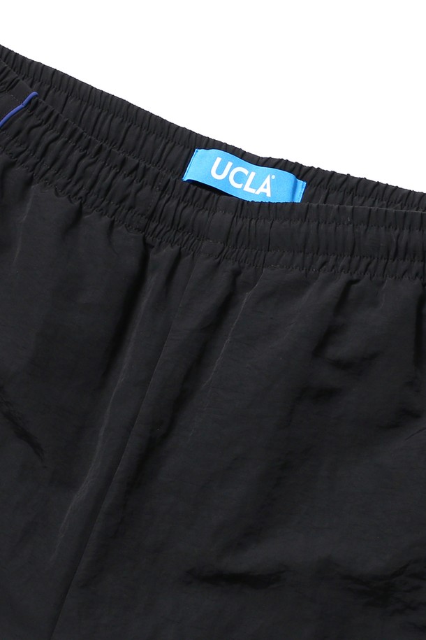 남녀공용 스포티브 배색 파이프 벌룬 와이드 팬츠[BLACK](UB9LP44_39)는 스포티한 무드의 블랙 컬러 와이드 벌룬 핏 팬츠입니다. 봄, 여름, 가을 시즌에 활용하기 좋으며, 일상복뿐만 아니라 피트니스룩, 캠핑룩 등 다양한 TPO에 매치할 수 있습니다. 밴딩 처리되어 편안한 착용감을 제공하며, 파이프 라인 디테일로 포인트를 더했습니다. 루즈핏으로 제작되어 활동성을 높였으며, 스포티, 캐주얼, 미니멀 스타일을 모두 소화할 수 있습니다.
