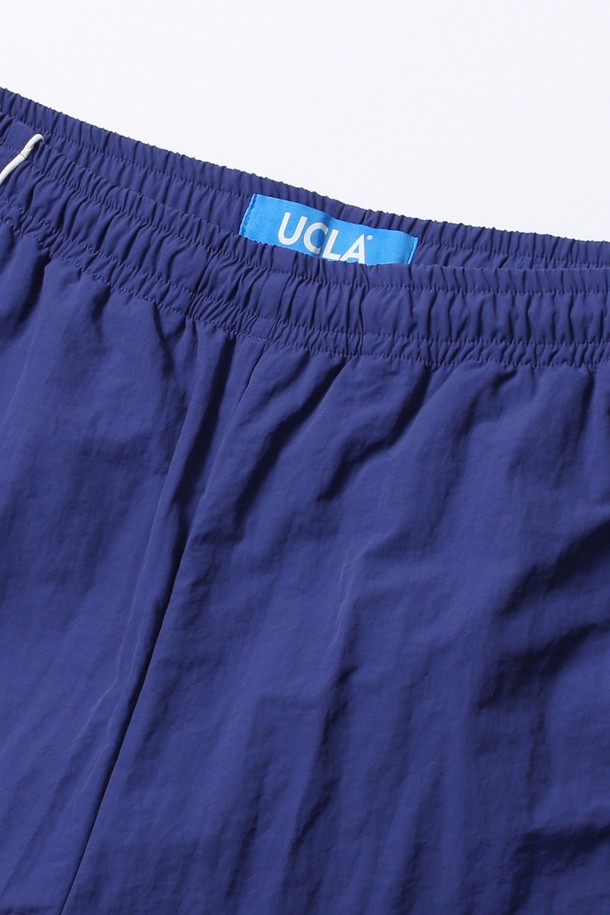 남녀공용 스포티브 배색 파이프 벌룬 와이드 팬츠[BLUE]는 봄, 여름 시즌에 활용하기 좋은 와이드 핏의 긴바지입니다. 스포티한 무드를 연출하며, 일상복으로 편안하게 착용할 수 있습니다. 허리 밴딩 처리로 활동성을 높였으며, 파이프 라인 배색 디테일이 돋보입니다. 루즈핏으로 제작되어 편안한 착용감을 선사하며, 미니멀하고 캐주얼한 스타일을 완성합니다. 블루 컬러로 시원하고 산뜻한 느낌을 줍니다.
