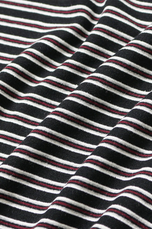 UCLA 여성 라운드 스트라이프 스웻 셔츠[BLACK]는 캐주얼하고 미니멀한 스타일을 추구하는 여성들을 위한 제품입니다. 부드러운 면 소재로 제작되어 편안한 착용감을 선사하며, 두꺼운 두께감으로 따뜻하게 입을 수 있습니다. 라운드넥과 긴 소매, 루즈핏 디자인이 특징이며, 크롭 기장으로 트렌디함을 더했습니다. 블랙 컬러 바탕에 스트라이프 패턴이 더해져 베이직하면서도 세련된 느낌을 줍니다. 봄, 가을, 겨울 모두 활용 가능한 활용도 높은 아이템입니다.
