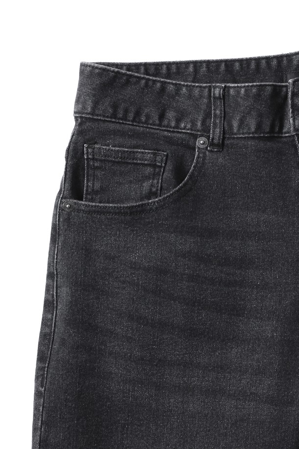 남성 세미 와이드핏 데님 팬츠(HB9DP07)는 캐주얼, 미니멀, 클래식 스타일을 아우르는 블랙 컬러의 데님 팬츠입니다. 봄, 가을에 적합하며, 일상복으로 활용하기 좋습니다. 세미 와이드핏으로 편안하면서도 트렌디한 핏을 연출합니다. 무지 디자인에 데님 소재로 제작되어 다양한 상의와 손쉽게 매치할 수 있습니다. 밴딩이 없는 긴 기장의 바지로, 스타일리시한 룩을 완성해보세요.
