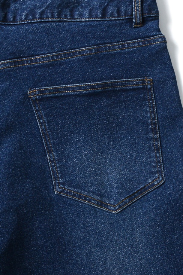 남성 세미 와이드핏 데님 팬츠(HB9DP07)는 캐주얼, 미니멀, 클래식 스타일을 아우르는 데님 팬츠입니다. 봄, 여름, 가을 3계절 착용 가능하며, 일상복으로 활용하기 좋습니다. 뻣뻣한 촉감의 데님 소재, 세미 와이드핏으로 편안하면서도 스타일리시한 핏을 연출합니다. 숏 기장의 무지 블루 컬러로, 5포켓 디자인이 특징입니다. 베이직한 디자인으로 다양한 상의와 매치하여 폭넓은 스타일을 소화할 수 있습니다.
