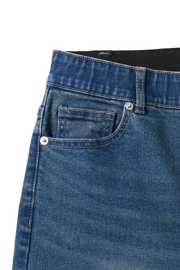 여성 세미와이드핏 데님 팬츠(HB9DP50)는 캐주얼 및 미니멀 스타일을 지향하는 여성 고객을 위한 데님 팬츠입니다. 봄, 여름, 가을 세 계절에 걸쳐 활용 가능하며, 일상복으로 편안하게 착용하기 좋습니다. 무지 디자인의 블루 컬러로 어떤 상의와도 쉽게 매치할 수 있습니다. 세미와이드핏으로 다리가 길어 보이는 효과를 주며, 데님 소재 특유의 내추럴한 멋을 살렸습니다. 밴딩이 없어 깔끔한 핏을 연출합니다.
