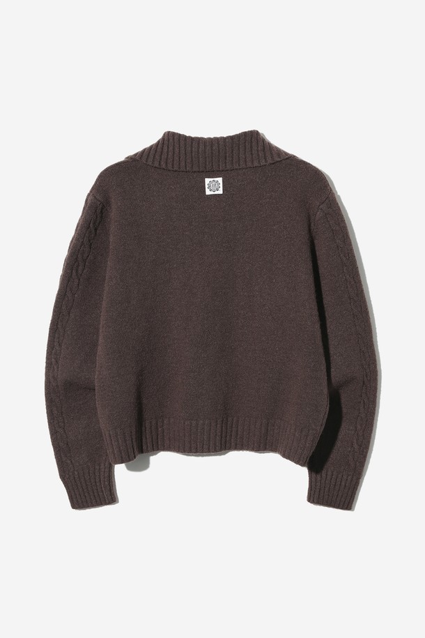 **여성 하이넥 니트 집업(UBBGD54)**은 데일리룩, 출근룩, 모임룩에 모두 잘 어울리는 여성용 니트 집업입니다. 아이보리(IVORY), 챠콜 그레이(CH-GREY), 브라운(BROWN) 세 가지 색상으로 제공되며, 가을과 겨울에 입기 좋습니다. 나일론, 아크릴, 폴리에스터 혼방 소재로 제작되어 부드러운 촉감을 선사하며, 세미 오버핏과 크롭 기장으로 트렌디한 스타일을 연출합니다. 하이넥 디자인과 투웨이 지퍼, 테이블 니트 조직이 특징이며, 미니멀, 클래식, 시크 스타일을 즐기는 여성분들께 추천합니다. 신축성이 있으며 비침은 거의 없습니다.
