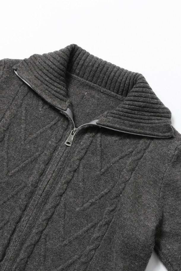 여성 하이넥 니트 집업(UBBGD54)은 가을, 겨울 시즌에 어울리는 상의 제품입니다. 아이보리(IVORY), 챠콜 그레이(CH-GREY), 브라운(BROWN) 3가지 색상으로 출시되었으며, 베이직하고 미니멀한 스타일을 연출합니다. 나일론, 아크릴, 폴리에스터 혼방 소재의 보통 두께감으로 제작되었으며, 세미 오버핏 크롭 기장의 긴소매 디자인입니다. 하이넥 라인과 투웨이 지퍼 여밈으로 실용성을 더했으며, 테이블 니트 패턴과 보통의 촉감, 신축성으로 편안하게 착용 가능합니다. 데일리룩 또는 이너 아우터로 활용하기 좋습니다.
