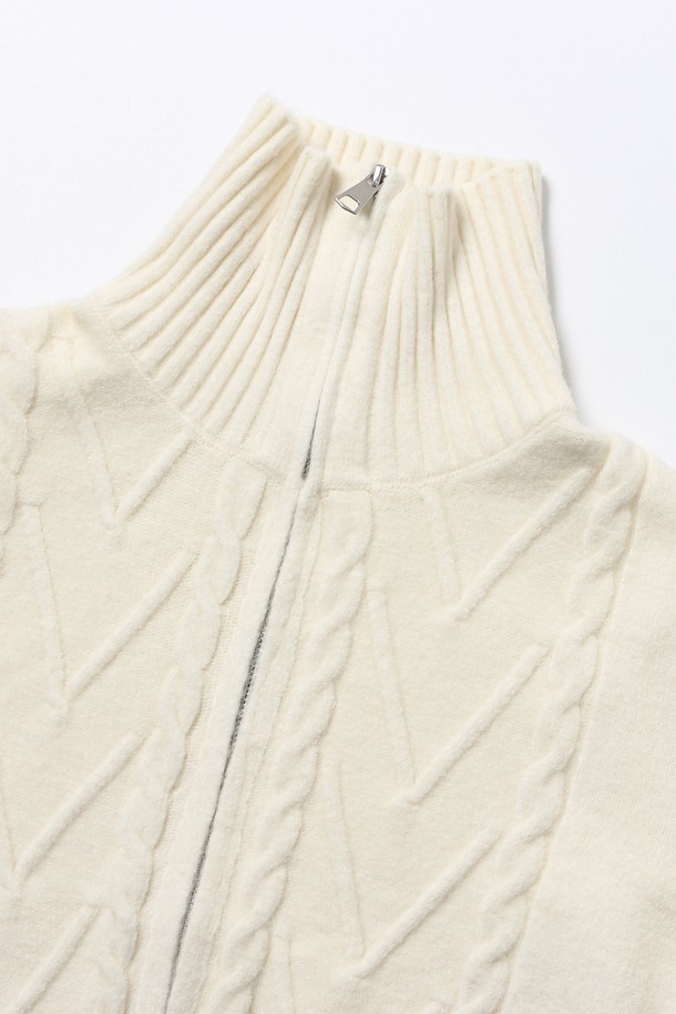 "여성 하이넥 니트 집업(UBBGD54)"은 가을, 겨울 시즌에 어울리는 여성용 상의로, 데일리룩, 미니멀룩, 이너 아우터로 활용하기 좋습니다. 아이보리, 챠콜 그레이, 브라운 3가지 색상으로 출시되었으며, 미니멀한 스타일을 연출하기에 적합합니다. 하이넥 디자인과 세미 오버핏으로 편안한 착용감을 선사하며, 투웨이 지퍼 디테일로 실용성을 더했습니다. 테이블 니트 패턴과 긴 소매, 적당한 두께감, 보통의 촉감으로 제작되었으며, 출근룩이나 모임룩에 시크하고 클래식한 무드를 더해줍니다. 나일론, 아크릴, 폴리에스터 혼방 소재로 제작되었으며, 신축성이 있고 비침이 거의 없어 안심하고 착용할 수 있습니다.
