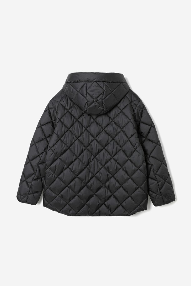 남녀공용 패딩 탈부착 야상 점퍼(HBAUJ43)는 가을과 겨울, 일상 및 출근룩, 캠핑룩에 활용하기 좋은 오버핏 야상 점퍼입니다. 무지 디자인의 블랙 컬러로, 캐주얼, 스트릿, 미니멀 스타일을 모두 소화할 수 있습니다. 롱 기장의 두꺼운 야상으로, 부드러운 촉감의 나일론과 폴리에스테르 혼방 소재를 사용했습니다. 탈부착 가능한 패딩으로 보온성을 높였으며, 이너만 단독으로 착용할 수도 있어 실용적입니다. 지퍼형 여밈 방식으로 간편하게 착용 가능하며, 긴 소매 디자인입니다.
