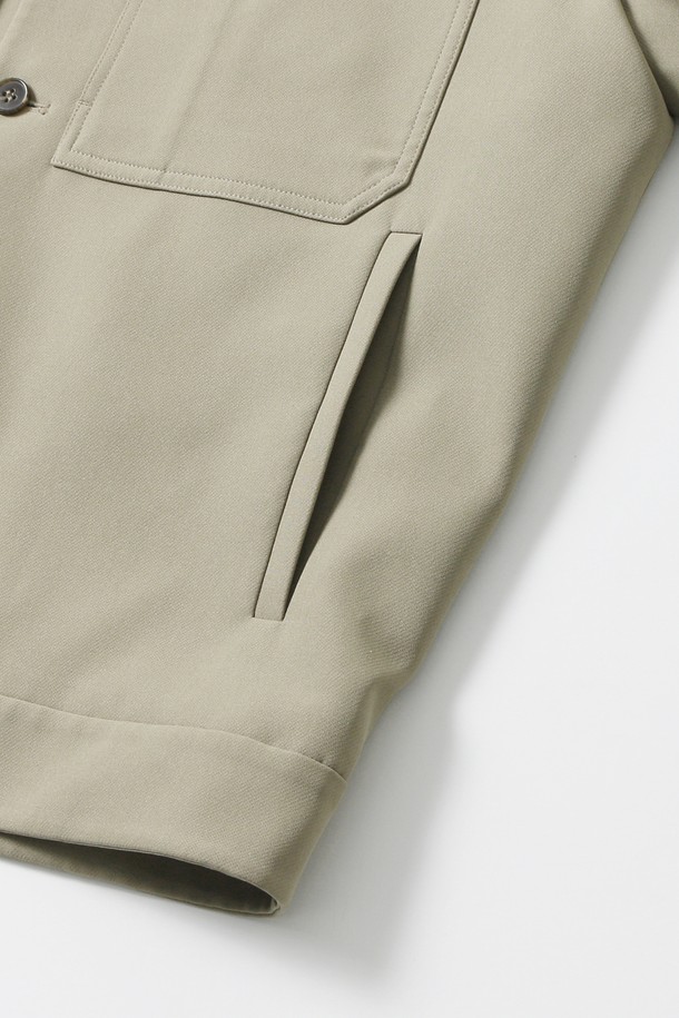 남성 T/R 빅 더블 아웃 포켓 트러커(HB9UJ01)는 다크베이지와 블랙 두 가지 색상으로 출시된 남성용 트러커 재킷입니다. 봄, 여름, 가을, 겨울 사계절 모두 착용 가능하며, 캐주얼 및 워크웨어 스타일 연출에 적합합니다. 루즈핏으로 편안함을 더했으며, 무지 디자인에 오각형 모양의 가슴 포켓, 대비색상 칼라, 밑단 스트링 조절 기능이 돋보입니다. 폴리에스테르와 폴리우레탄 혼방 소재로 제작되어 부드러운 촉감을 선사하며, 주름 방지 기능으로 관리가 용이합니다. 버튼 여밈 방식의 레귤러 기장으로 다양한 스타일링에 활용할 수 있습니다.
