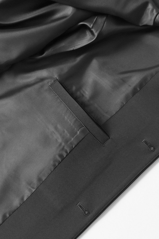 남성 T/R 빅 더블 아웃 포켓 트러커(HB9UJ01)는 캐주얼과 워크웨어 스타일을 넘나드는 남성용 트러커 재킷입니다. 다크베이지와 블랙 두 가지 색상으로 출시되었으며, 넉넉한 루즈핏과 세미 루즈핏으로 편안한 착용감을 선사합니다. 가슴 펜타곤 포켓 디테일과 칼라 배색이 돋보이며, 하단 스트링 조절이 가능하여 다양한 스타일 연출이 용이합니다. 폴리에스테르와 폴리우레탄 혼방 소재로 제작되어 구김이 적고 부드러운 촉감을 자랑합니다. 중간 두께감과 긴 소매 기장으로 간절기부터 초겨울까지 폭넓게 활용할 수 있습니다.
