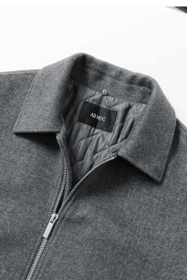 남성 페이크퍼 탈착 브러시 점퍼(HBAUJ41)는 캐주얼, 미니멀, 클래식 스타일을 아우르는 남성용 점퍼입니다. 그레이와 네이비 두 가지 색상으로 출시되었으며, 세미오버핏으로 편안한 착용감을 선사합니다. 겨울철 보온성을 높여주는 두꺼운 두께감과 부드러운 촉감의 아크릴, 폴리에스터 혼방 소재로 제작되었습니다. 페이크퍼 탈착이 가능하며, 사이드 립 디테일, 블루종 스타일, 퀼팅 안감이 특징입니다. 집업 방식으로 간편하게 착용할 수 있으며, 레귤러 기장의 긴소매 디자인으로 다양한 스타일 연출에 용이합니다.
