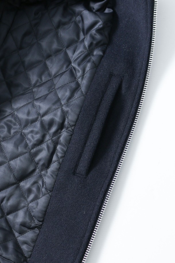 네이비, 그레이 두 가지 색상으로 출시된 남성용 페이크퍼 탈착 브러시 점퍼입니다. 캐주얼, 베이직 스타일로 일상에서 편안하게 착용하기 좋습니다. 겨울철 보온성을 높여주는 두꺼운 두께감과 부드러운 촉감이 특징이며, 오버핏 또는 세미 오버핏으로 넉넉한 핏을 연출합니다. 페이크퍼 탈착이 가능하며, 퀼팅 안감과 양쪽 솔기 패딩 처리, 브러시드 소재로 제작되어 보온성을 더욱 강화했습니다. 집업 스타일로 간편하게 입고 벗을 수 있으며, 긴 소매 기장으로 디자인되었습니다.
