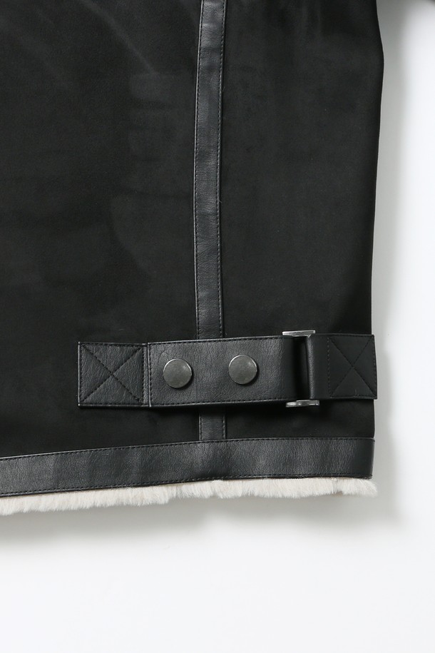 남성 페이크 스웨이드 오버핏 무스탕(HBBMU40)은 부드러운 촉감의 페이크 스웨이드와 인조 퍼를 합포하여 보온성을 높인 겨울철 필수 아우터입니다. 다크그레이와 블랙 두 가지 색상으로 출시되었으며, 넉넉한 오버핏으로 두꺼운 이너와 함께 편안하게 착용 가능합니다. 캐주얼, 포멀 등 다양한 스타일을 연출할 수 있으며, 출근룩이나 모임룩에도 적합합니다. 활동성을 고려한 디자인과 실용적인 포켓 디테일이 돋보입니다. 집업 방식으로 간편하게 착용할 수 있으며, 미니멀하고 클래식한 분위기를 자아냅니다.
