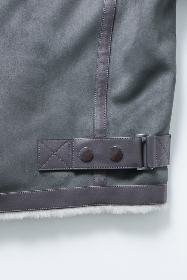 남성 페이크 스웨이드 오버핏 무스탕(HBBMU40)은 부드러운 촉감의 인조 스웨이드 소재와 따뜻한 인조 퍼 안감으로 제작되어 겨울철 보온성을 높였습니다. 다크그레이와 블랙 두 가지 색상으로 출시되었으며, 넉넉한 오버핏 실루엣과 집업 여밈 방식, 포켓 디테일이 특징입니다. 캐주얼, 미니멀, 클래식 스타일을 아우르며, 일상, 캐주얼, 포멀한 차림새에도 잘 어울립니다. 출근룩으로도 활용 가능한 베이직하고 심플한 디자인의 무스탕입니다.
