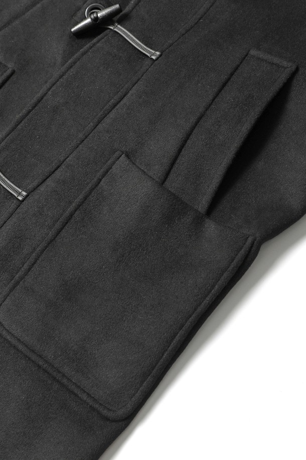 남성 하이넥 더플 코트(HBAHC11)는 클래식한 무드를 자아내는 블랙 컬러의 롱 기장 더플 코트입니다. 가을과 겨울에 착용하기 좋으며, 일상, 출근, 모임, 데이트 등 다양한 TPO에 활용할 수 있습니다. 하이넥 디자인과 포켓 디테일이 돋보이며, 오버핏으로 제작되어 편안한 착용감을 선사합니다. 나일론, 레이온, 면, 모, 아크릴, 폴리에스터 등 다양한 소재가 혼방되어 두꺼운 두께감과 보통의 촉감을 제공합니다. 토글 여밈 방식과 긴 소매가 특징이며, 안감은 폴리에스터로 마감되었습니다.
