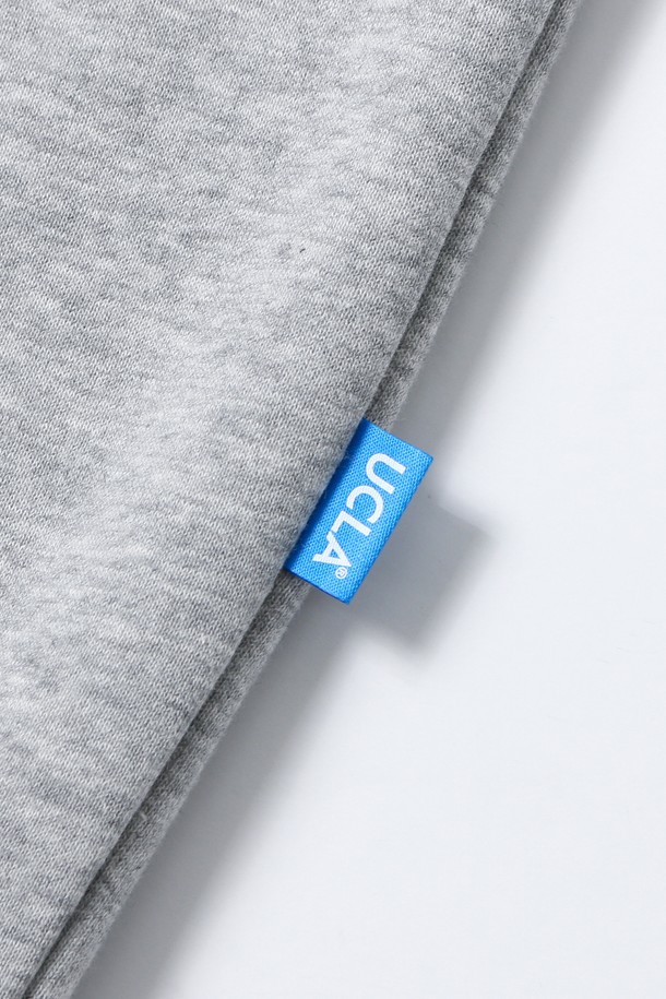 남녀공용 UCLA 아트워크 맨투맨[M-GREY](UBALT03_51)은 데일리, 캐주얼, 캠퍼스룩에 적합한 상의입니다. 멀란지 그레이와 오트밀 두 가지 색상으로 출시되었으며, 캐주얼 및 스포티한 스타일을 연출하기 좋습니다. 라운드넥에 오버핏으로 편안한 착용감을 선사하며, 사계절 활용 가능합니다. 면과 폴리에스터 혼방의 부드러운 소재로 제작되었고, UCLA 레터링과 1919년 설립 로고 프린트가 특징입니다. 트렌디한 디자인과 단단한 면 소재로 제작되어 오랫동안 즐겨 입을 수 있습니다.
